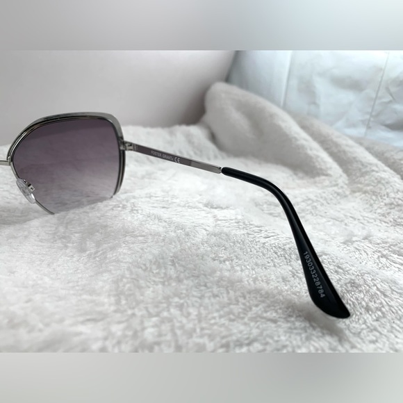 ✨SOLD✨ BLK & Silv Sq Sunnies - Picture 5 of 9